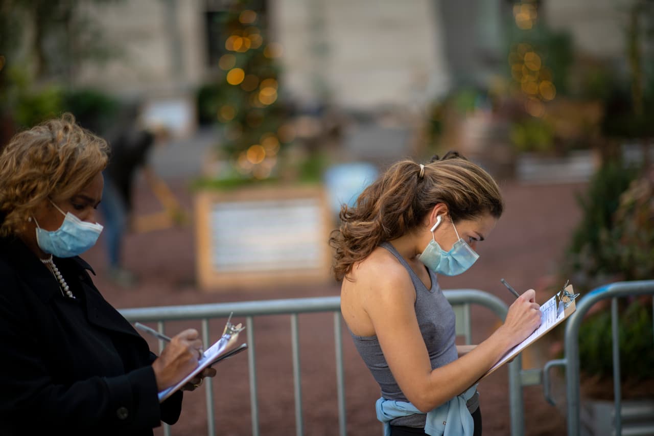 Los votantes de Texas ahora deben usar mascarillas cuando emitan sus votos durante la pandemia, dictaminó un juez de distrito federal el martes.