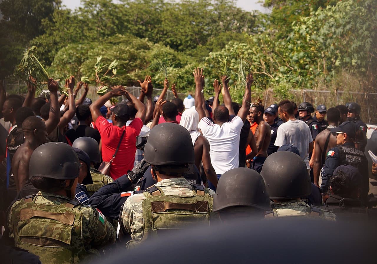 Elementos de diferentes cuerpos de seguridad controlaron un intento de motín en un albergue de Tapachula el 18 de junio, donde se refugian principalmente migrantes de origen africano. La creación de la Guardia Nacional ha sido criticada por organismos nacionales e internacionales que consideran que militariza la seguridad en el país y perpetúa la llamada guerra contra el narcotráfico de Felipe Calderón, presidente de México entre 2006 y 2012.
