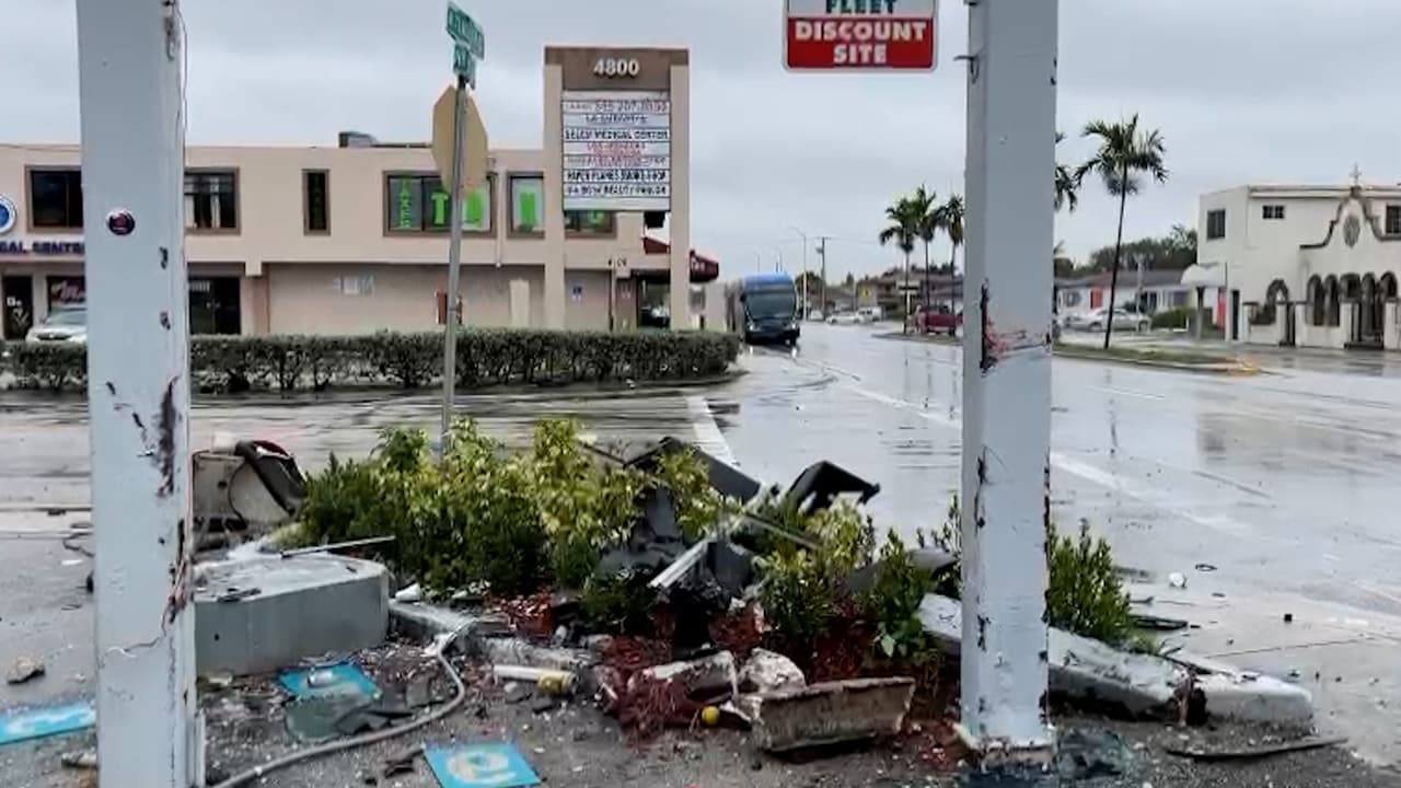Se estrellaron contra un poste en la calle Flagler: hay dos muertos y tres heridos