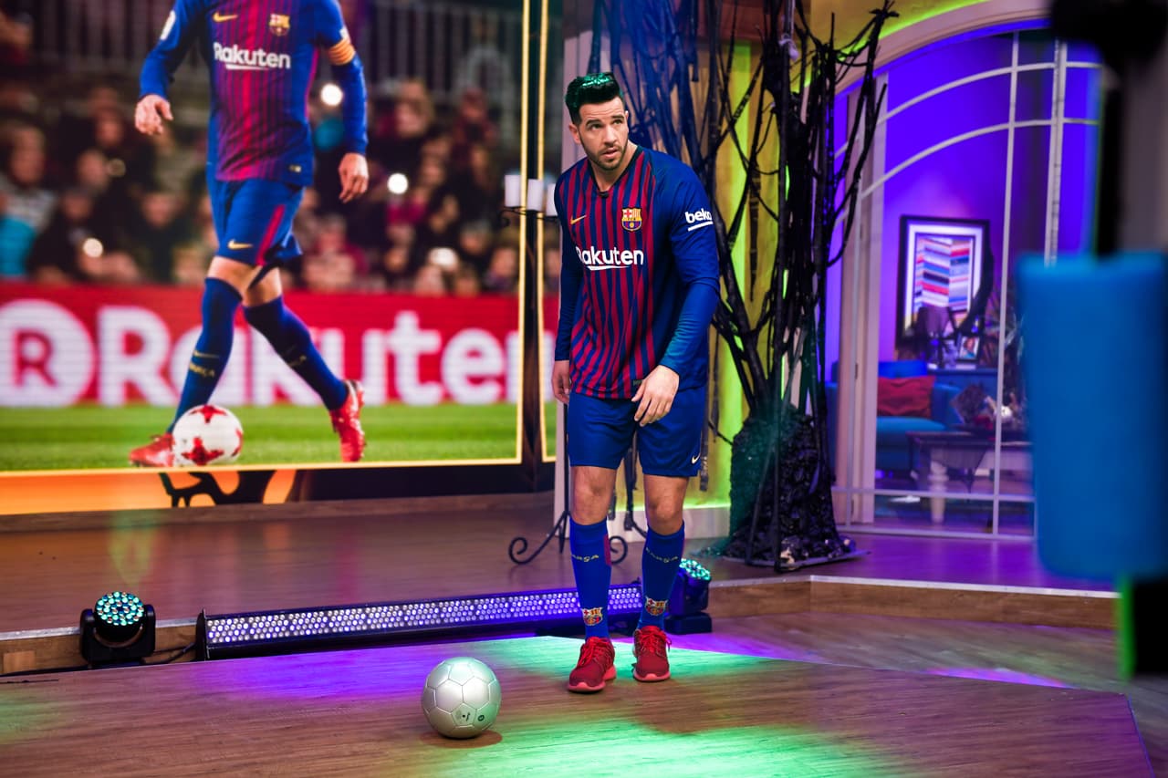 Piqué también andaba por ahí y llegó repartiendo patadas.