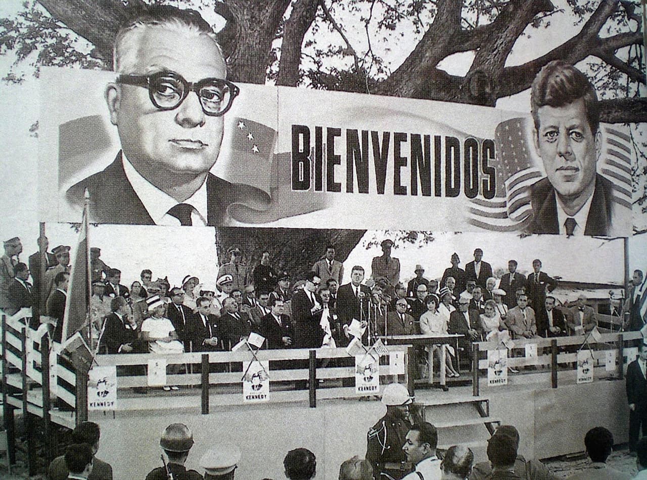 A finales de 1961 hizo una gira latinoamericana que lo llevó a Colombia, Puerto Rico y Venezuela, bastiones demócratas en contra del comunismo soviético y cubano. En la fotografía está junto a Rómulo Betancourt, entonces presidente de Venezuela, en La Morita, pueblo del interior del país caribeño. Era un acto que formaba parte del plan de desarrollo económico 'Alianza para el progreso' con países de América Latina.