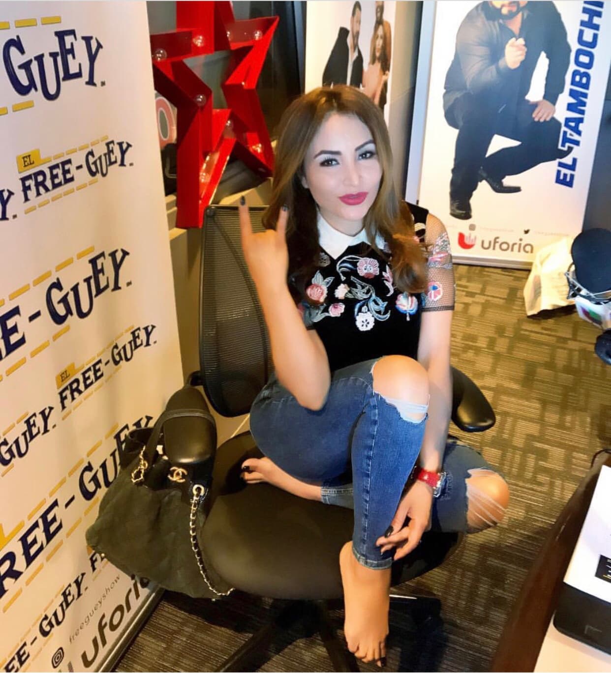 <a href="http://www.univision.com/temas/la-bronca">Silvia del Valle</a> aquí demuestra que ser una 'rockstar' tambíen viene con camisa de floresitas y cuello colegial.