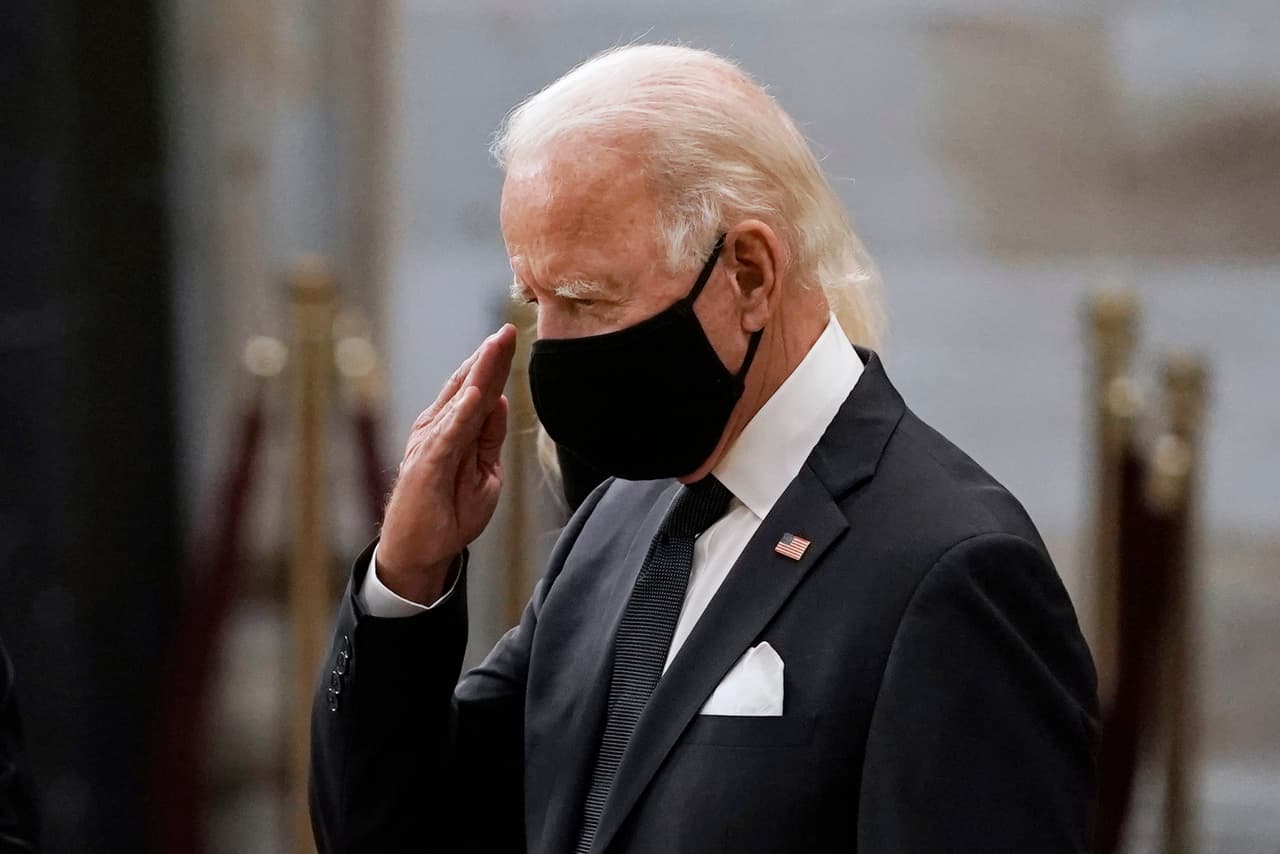 El virtual candidato presidencial demócrata
<a href="https://www.univision.com/temas/joe-biden">Joe Biden</a> hizo un saludo militar al féretro con los restos de Lewis en la rotonda del capitolio.