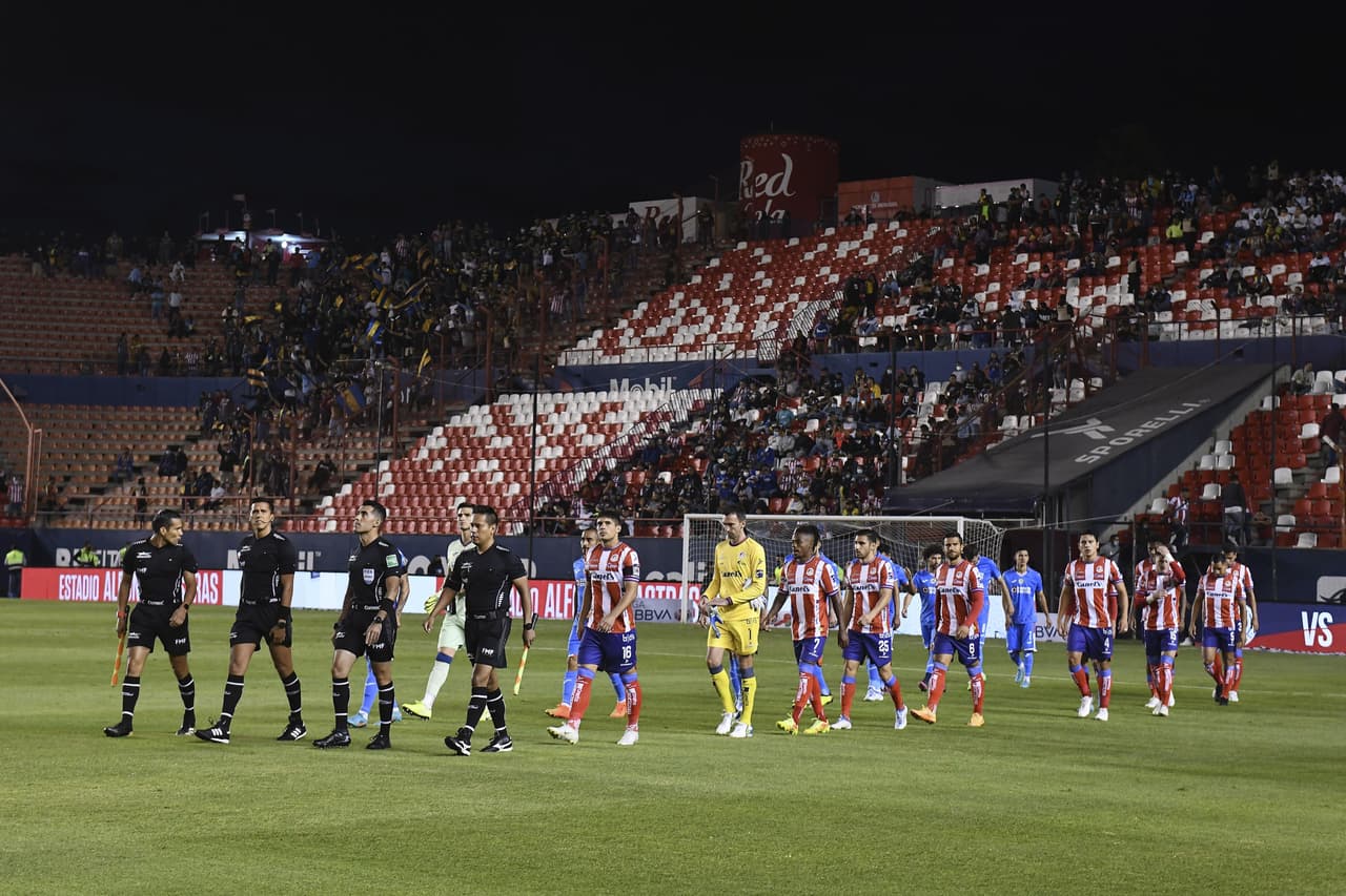 Sebastián Jurado se convirtió en héroe de un Cruz Azul que también vio como Santi Giménez y Alejandro Mayorga se fueron lesionados y ahora son grandes dudas para el fin de semana. San Luis se cansó de fallar.