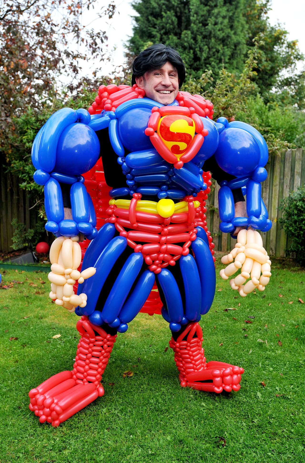 Por eso creó este increíble Superman de músculos envidiables.