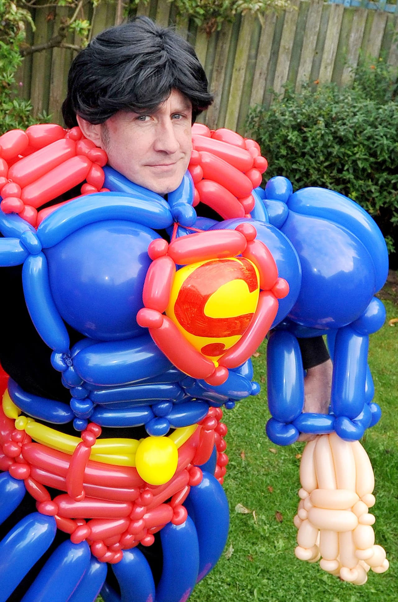 Él hizo el increíble traje sólo con globos, sólo para comprobar que era posible.