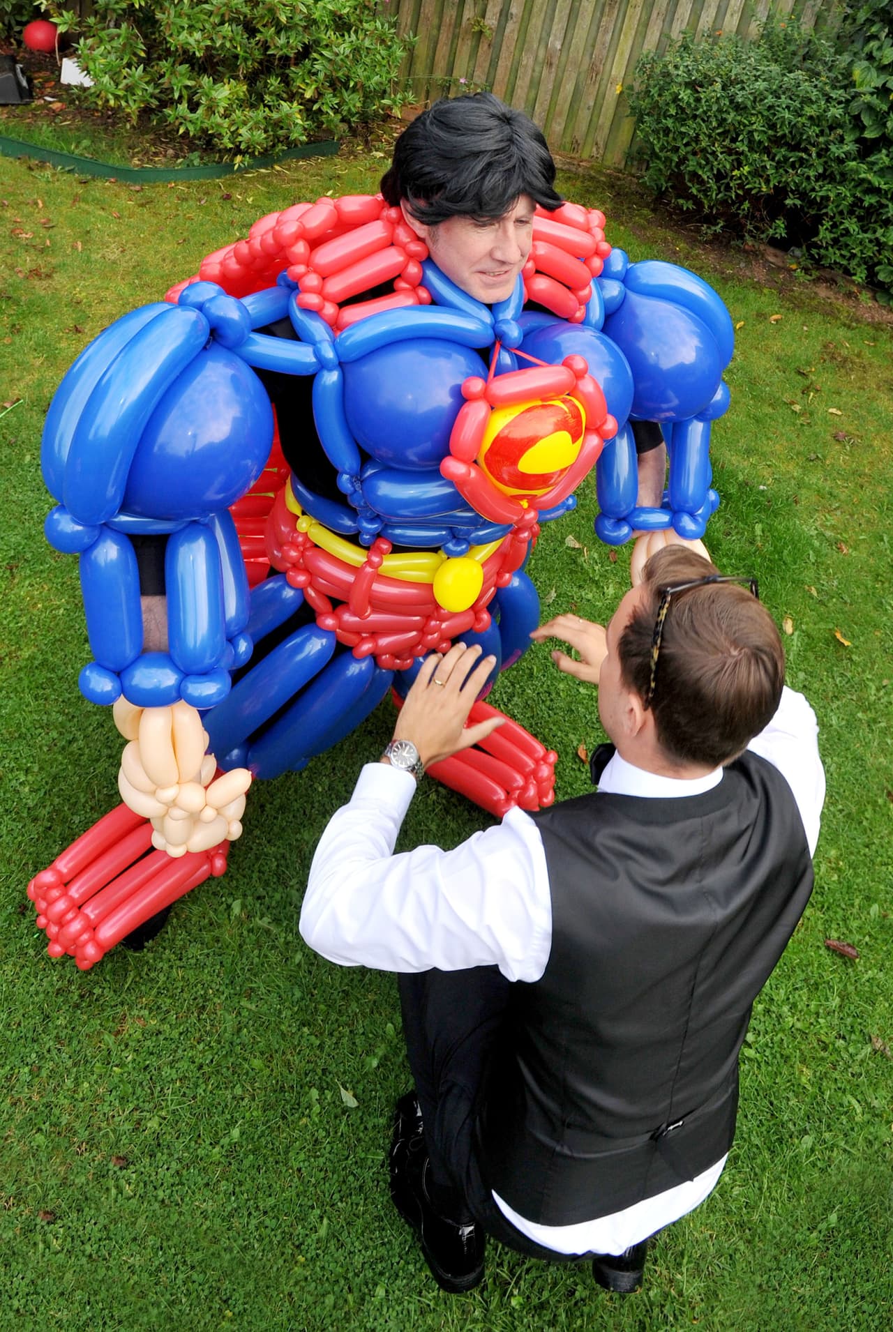 Debido al gusto de su público, Paul decidió crear toda una serie de superhéroes hechos con globos.