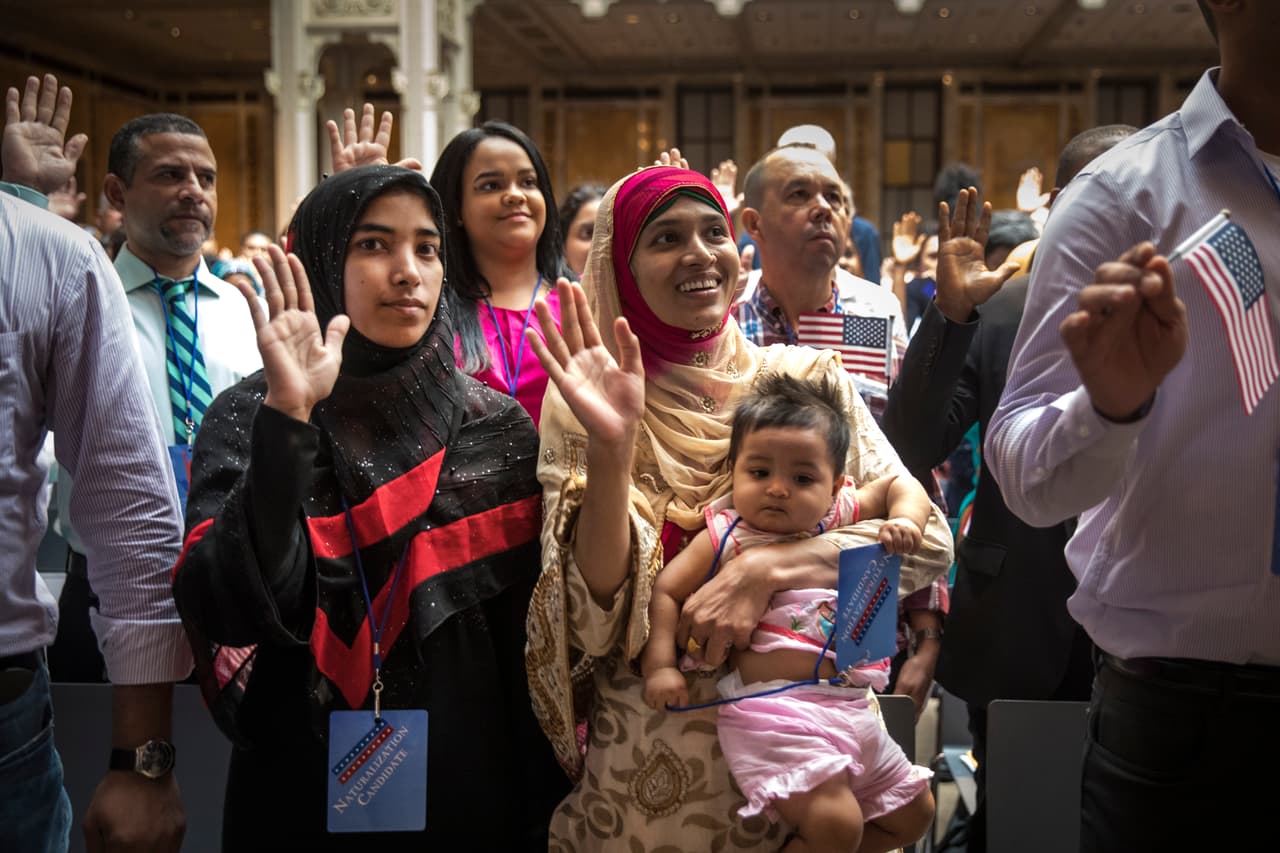 <b>Musulmanes y el 11-S. </b>Trump 
<a href="https://www.washingtonpost.com/news/fact-checker/wp/2015/11/22/donald-trumps-outrageous-claim-that-thousands-of-new-jersey-muslims-celebrated-the-911-attacks/" target="_blank">aseguró</a> en la campaña presidencial que vio a musulmanes celebrando los ataques del 11 de septiembre de 2001. "Vi en Jersey City, Nueva Jersey, donde miles y miles de la gente vitoreaba mientras se derrumbaba ese edificio". El periodista George Stephanopoulos le repreguntó en esa entrevista: "Sabes, la policía dice que eso no sucedió y todos son rumores que han estado en Internet por algún tiempo". Trump respondió: “Sí pasó, yo lo vi". En realidad no pasó. 
<br>