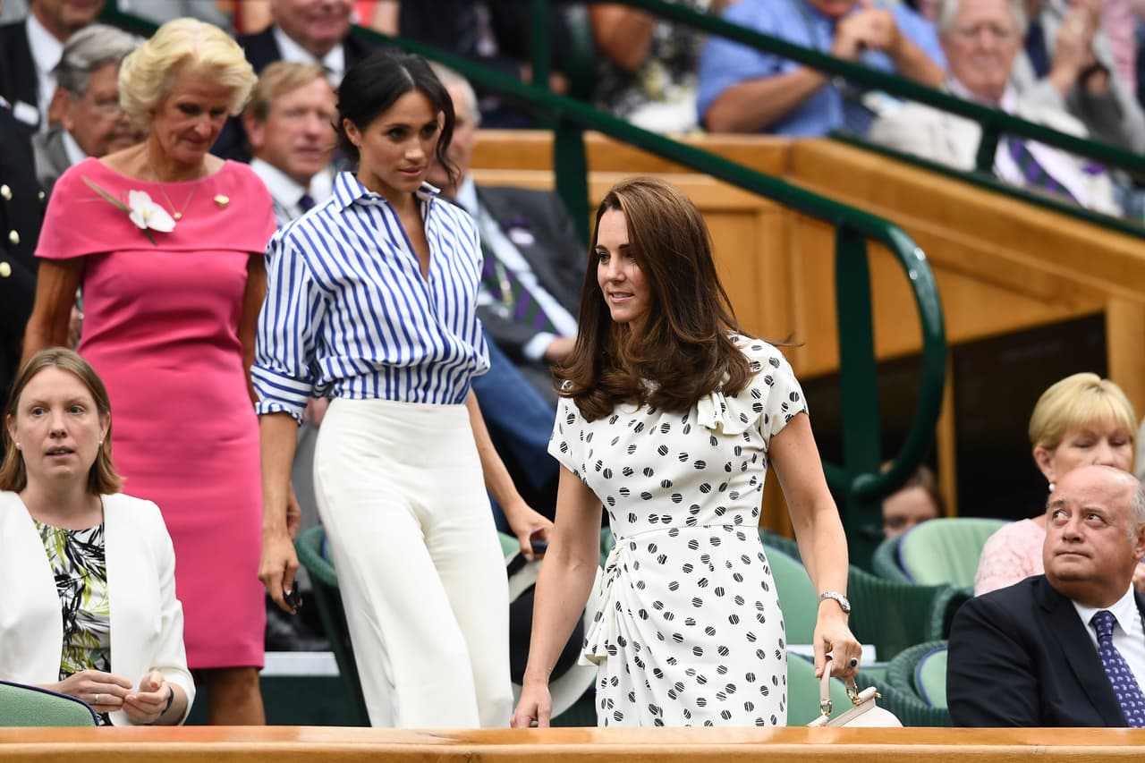 Las duquesas asistieron a Wimbledon a presenciar la final femenina del torneo de tenis y disfrutar del arte deportivo de la atleta (y amiga cercana de Meghan) Serena Williams.
