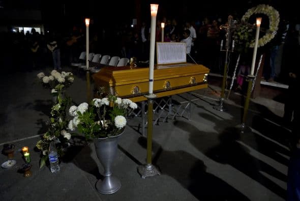 Con velas, flores y rezos, amigos y familiares despidieron a Julio César, uno de los seis muertos de la masacre de Iguala.