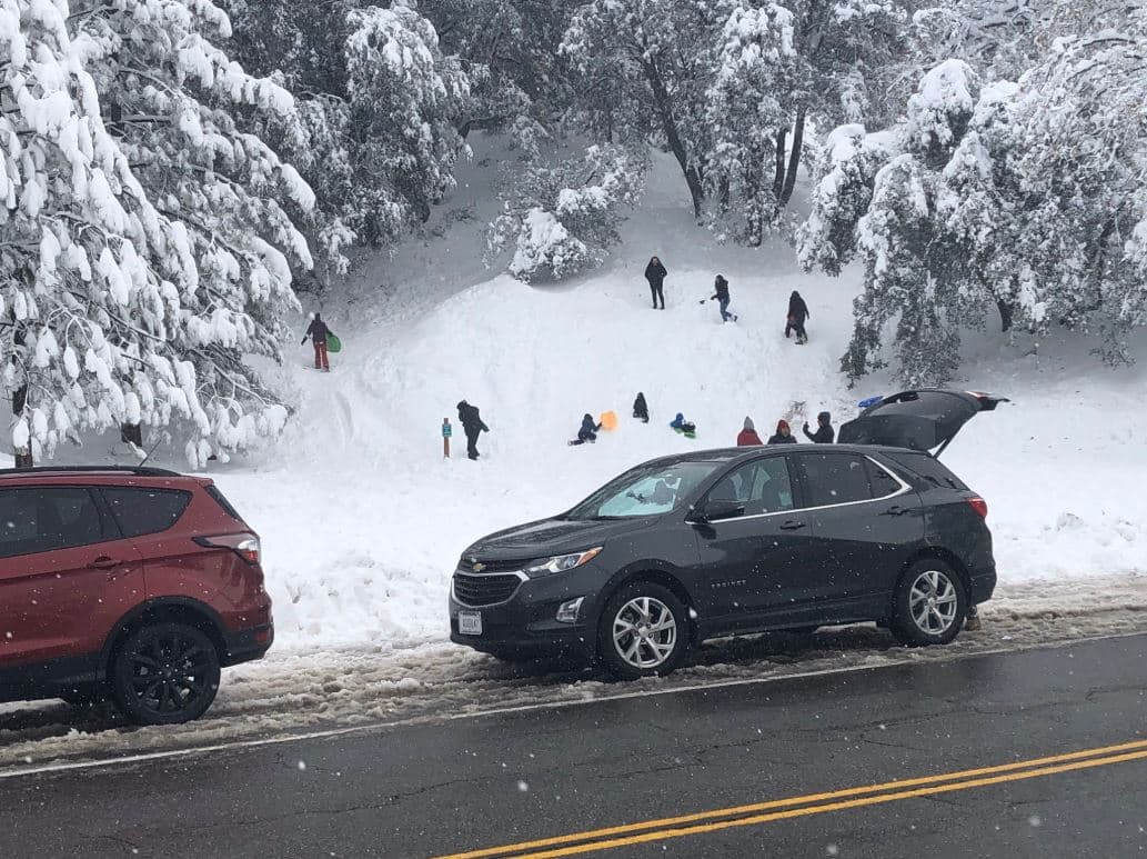 Para los niños, incluso algunos destinos pueden ser improvisados ya que las últimas nevadas acumularon suficientes pulgadas de nieve al pie de las montañas en la zona metropolitana de Los Ángeles.