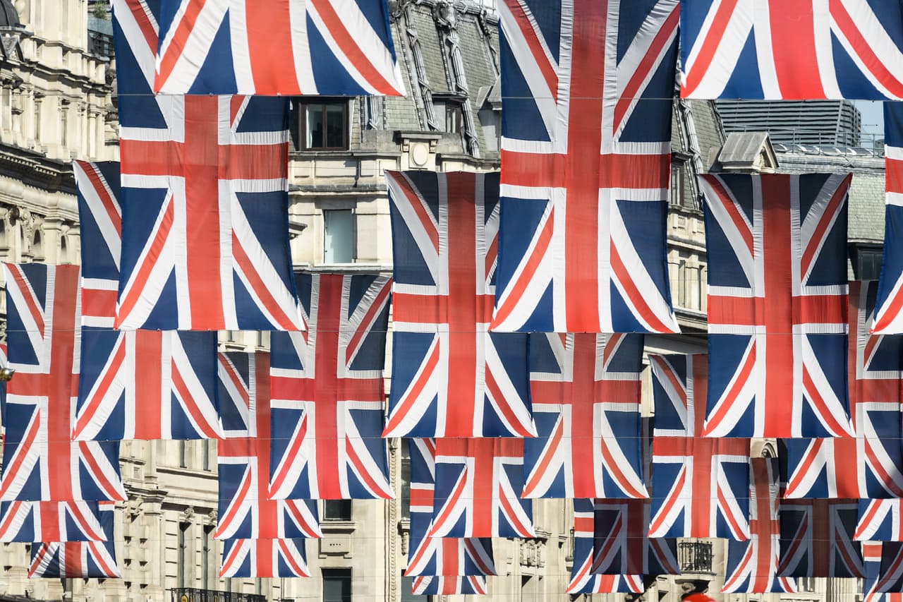 Aunque nada compara con Gran Bretaña, donde las banderas y los recordatorios están por todos lados, anticipando la fiesta.