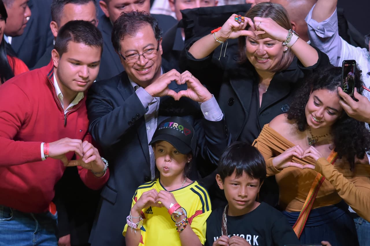 El izquierdista Gustavo Petro, exalcalde de Bogotá, alcanzó el segundo lugar con un poco más del 25% de los votos y volverá a medirse en segunda vuelta electoral.