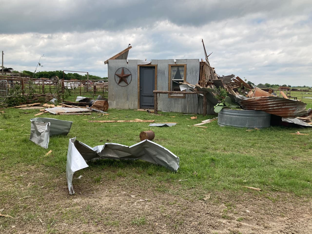 El Servicio Nacional Meteorológico trabaja para confirmar la intensidad de los otros posibles tornados.
<br>