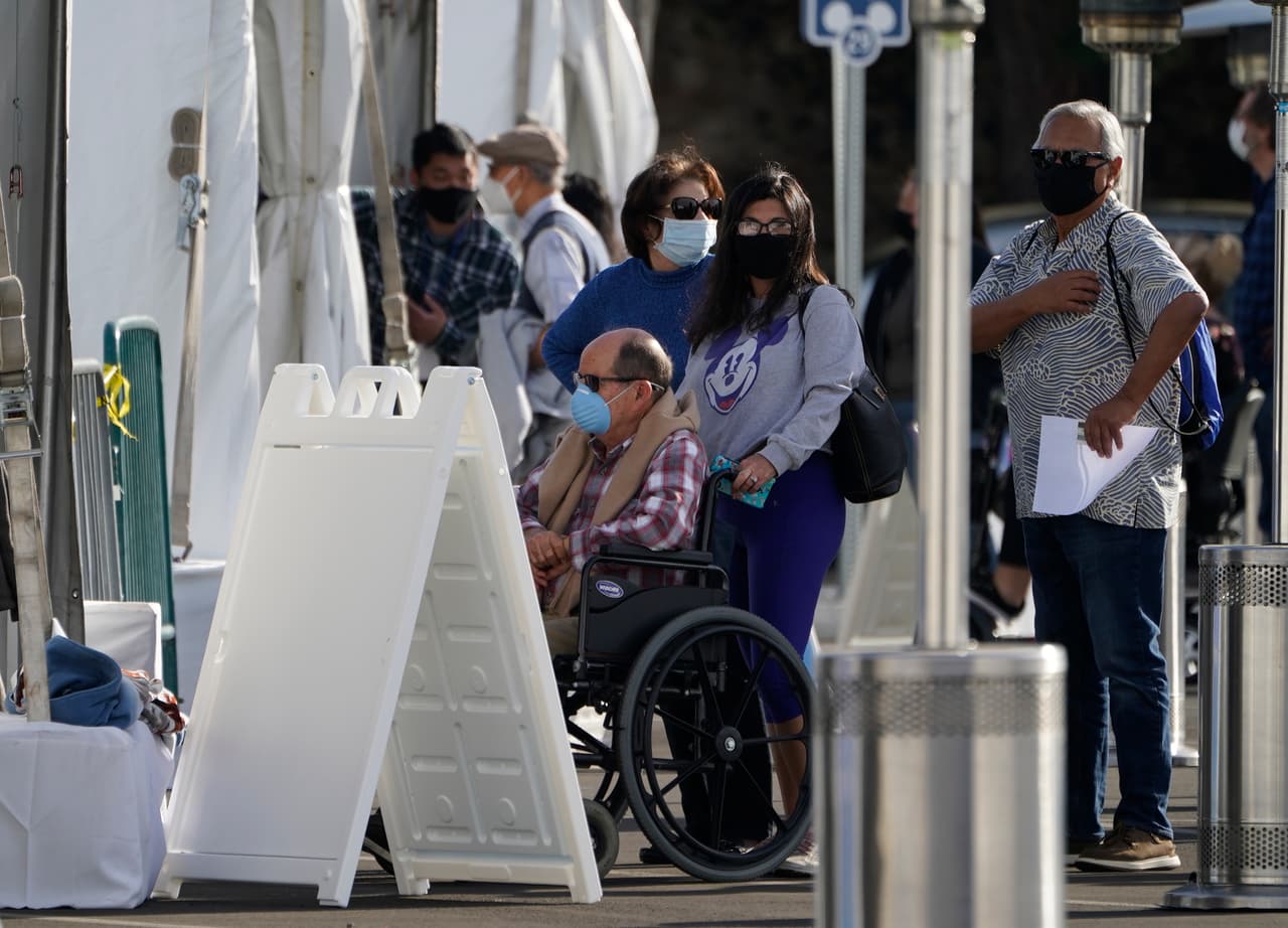 Denuncian que la falta de información en español para vacunarse se ha convertido en un problema en el condado de Orange 
