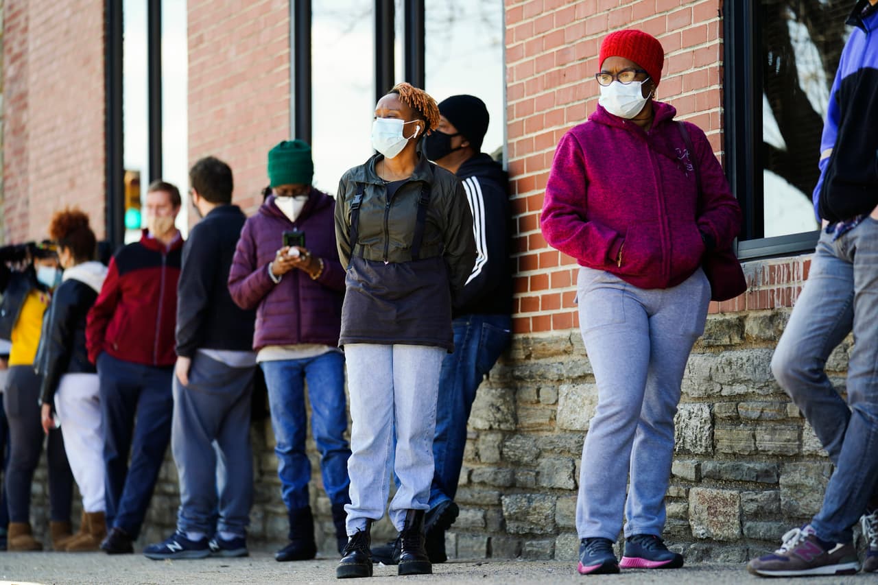 En el estado se han administrado más de 6.26 millones de vacunas a 3.9 millones de residentes de Pennsylvania, según los datos combinados de los departamentos de salud de Filadelfia y del estado. En esta foto, personas que usan mascarillas esperan en la fila para recibir vacunas en Philadelphia.