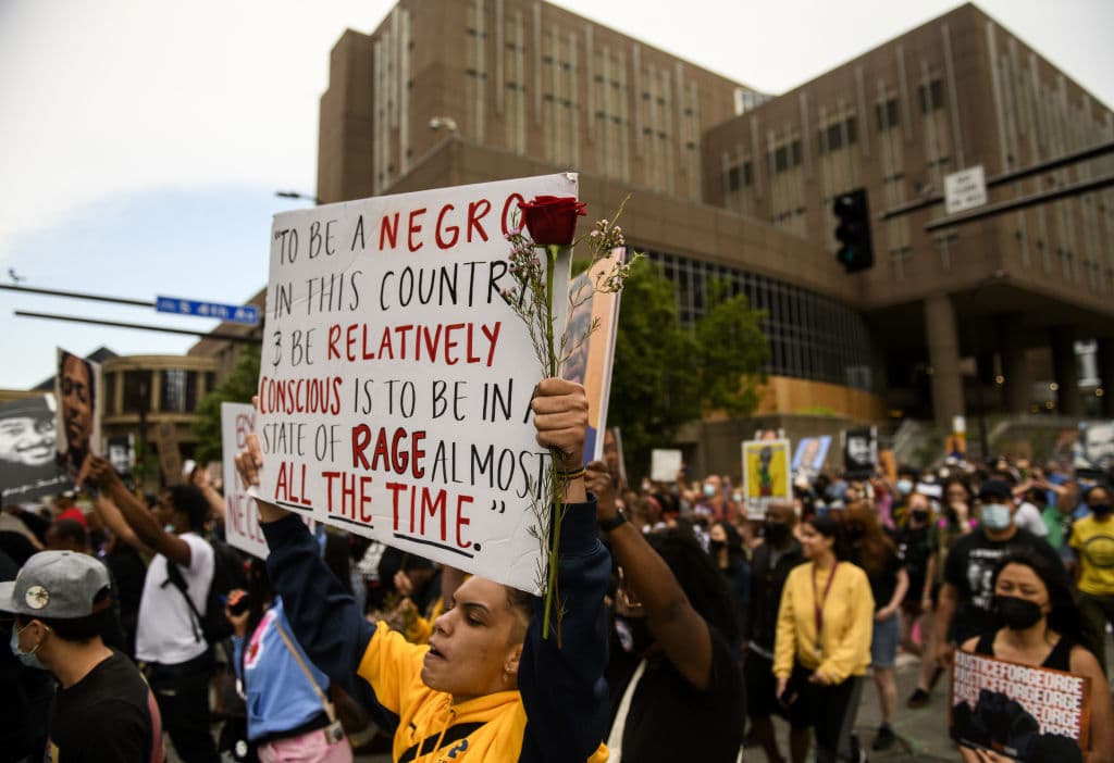 <b>Marcha </b>en honor de George Floyd este domingo en Minneapolis, Minnesota. La National Action Network y miembros de la familia del afroestadounidense asesinado inauguraron con este acto los homenajes con motivo del aniversario de su muerte, que se cumple el martes.
<br>