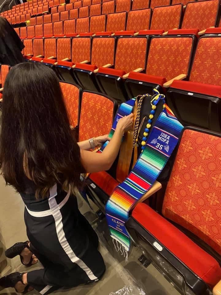 Según contó la madre, la escuela solicitó un minuto de silencio por la muerte de
<a href="https://www.univision.com/local/san-antonio-kwex/familiares-y-amigos-de-sebastian-eduardo-dan-el-ultimo-adios-al-joven-asesinado-video">Sebastián Eduardo</a>.
<br>
<br>"Aunque no estabas físicamente presente, tu espíritu estuvo con nosotros durante ese momento especial designado cuando anunciaron tu nombre y momento de silencio. Gracias a todos los que se pusieron de pie, aplaudieron y animaron", relató.