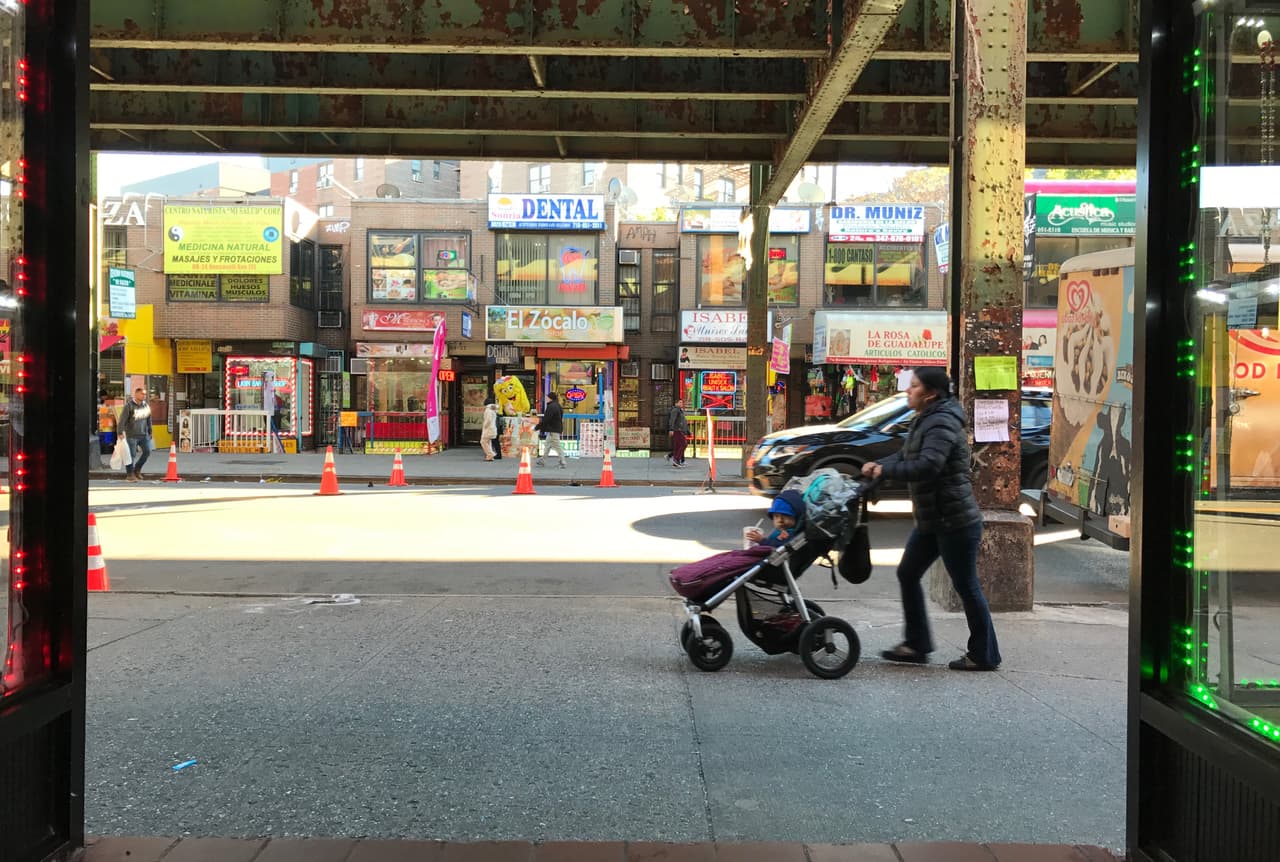 Miedo e incertidumbre entre los latinos de Nueva York, la ciudad de las fiestas electorales