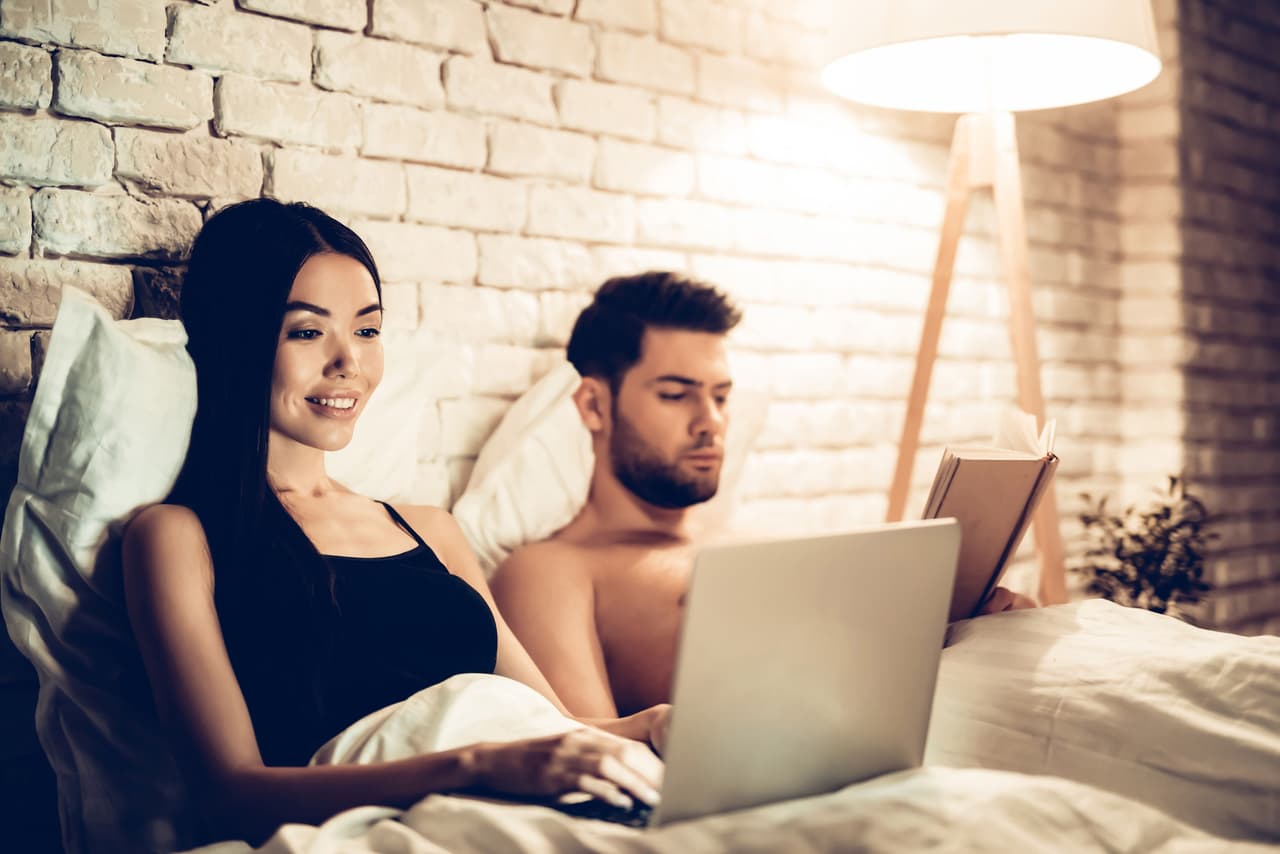 <b>La noche es la noche.</b> Salvo que tu trabajo te demande lo contrario, procura olvidarte de él por las noches con el fin de que puedas disfrutar de tiempo de calidad con tu pareja. El no trabajar mientras ambos están en casa fomentará la convivencia y el fortalecimiento de la relación. Los mails pueden esperar, tu pareja no.