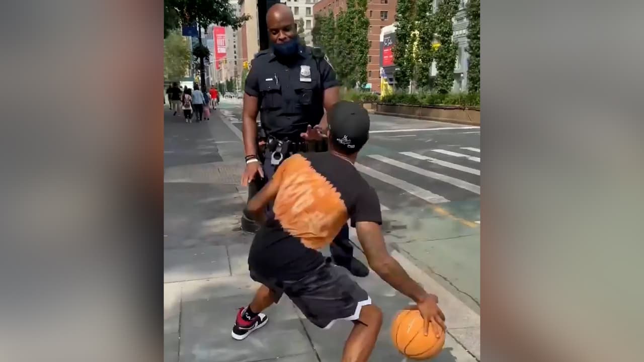 Video viral: policía trata de quitarle la pelota a este ‘jugador’ de baloncesto, pero falla