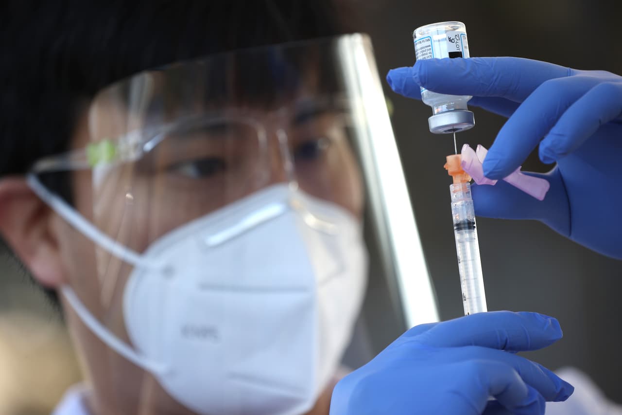 El condado comenzó con la vacunación de unos 5,000 personas que cuidan a personas de la tercera edad y a sus familiares, que se encuentran entre los más vulnerables de contraer el coronavirus.