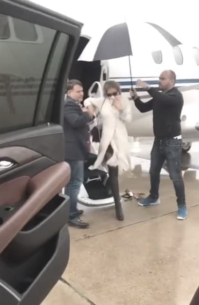 Gloria Trevi también sufrió un accidente en 2011 al caerse desde una altura de 2 metros cuando iba a bajarse de un avión. A raíz del percance, la cantante tuvo que ser operada por lo cual canceló su participación en los Premios Juventud de ese año.