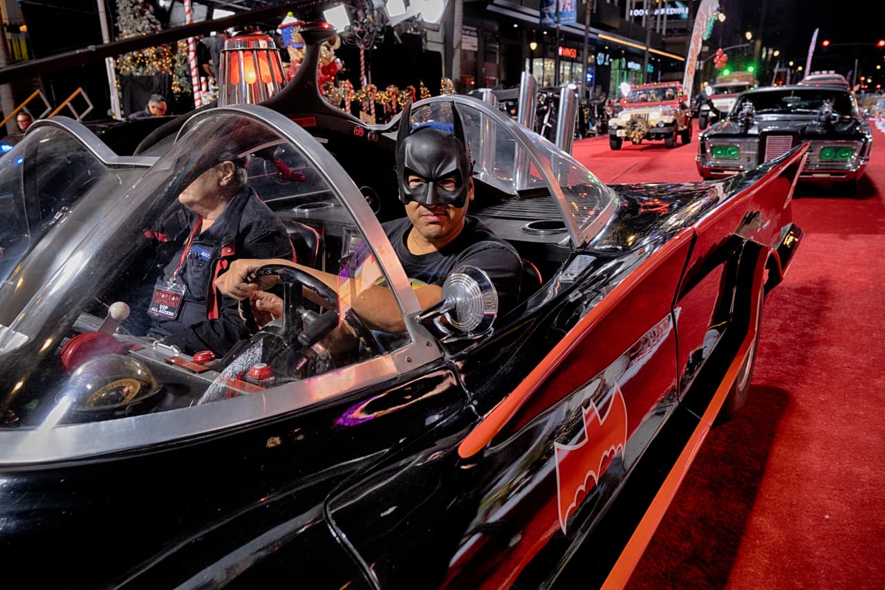 El desfile incluyó autos de películas, bandas galardonadas de todo el país, jinetes deslumbrantes, globos de personajes más grandes que la vida, carrozas coloridas, así como actos especiales.