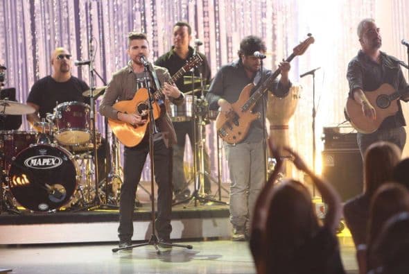 Juanes trajo “LUZ” al escenario de Nuestra Belleza Latina y las chicas gozaron con la música del colombiano además que lucieron sencillamente espectacular en coloridos atuendos. ¡Vaya manera de abrir el show!