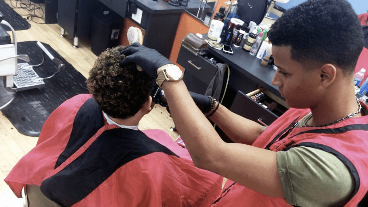 Las barberías y los salones de belleza deben estar cerrados.