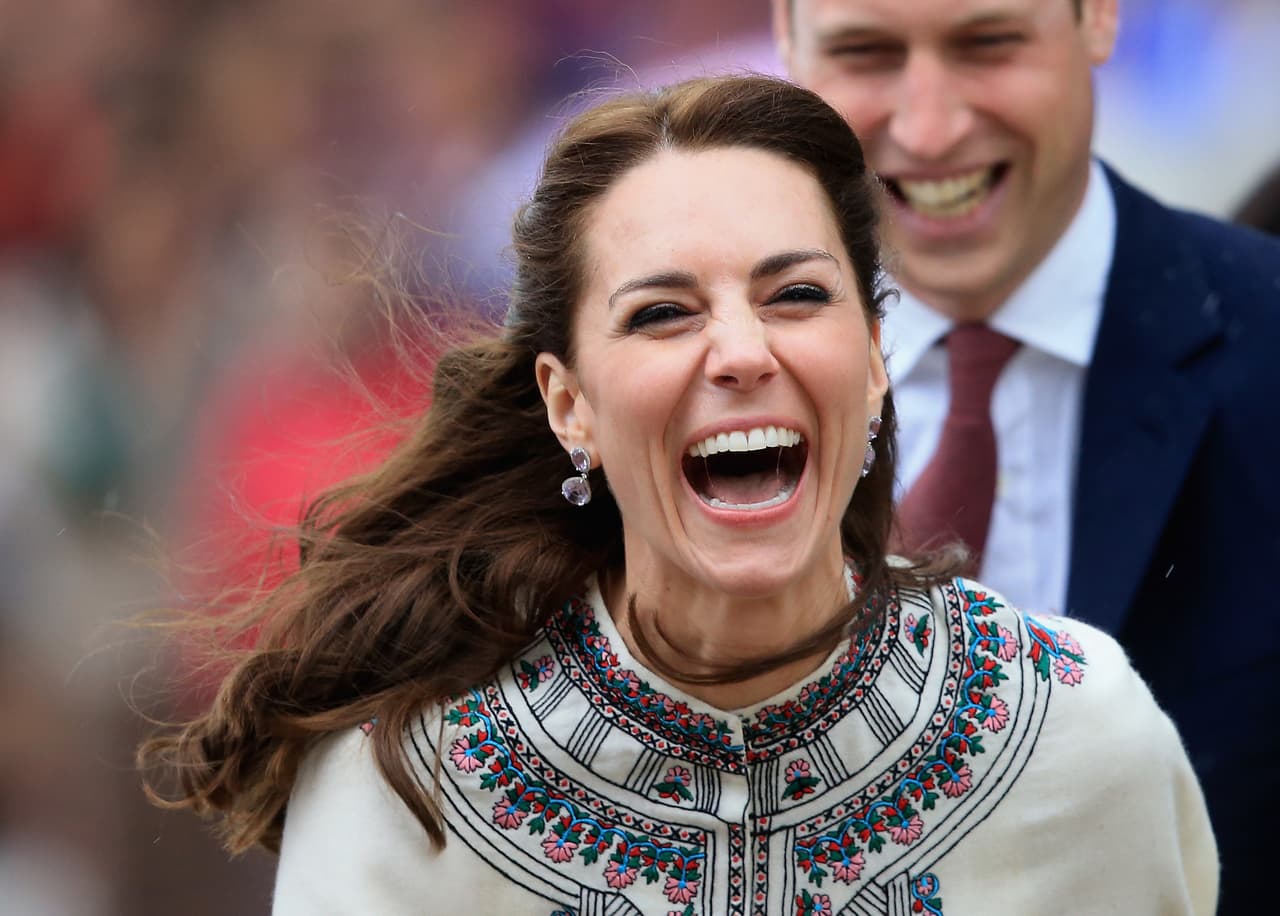 De acuerdo
<b> <a href="http://www.telegraph.co.uk/news/uknews/kate-middleton/11122227/Is-the-Duchess-of-Cambridges-popularity-on-the-wane.html">a una encuesta británica</a></b>, sólo 1% de las mujeres en el Reino Unido desearía vivir un día en los zapatos de Kate Middleton. Tal vez porque no han visto estas imágenes en las que la duquesa de Cambridge tiene pequeñas explosiones de alegría.