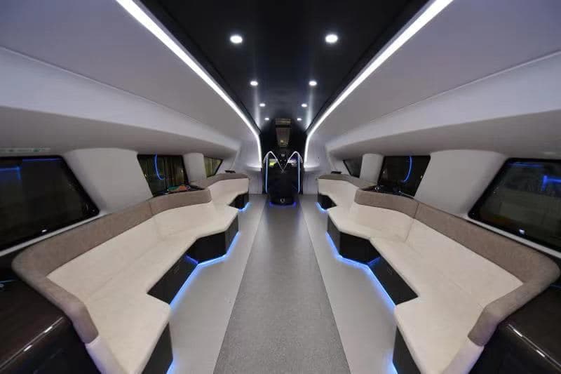 Dispone de 
<b>un sistema de antivibración</b> desarrollado de manera autónoma por el Instituto de Investigación de Construcción Ferroviaria de Qingdao tras 19 meses de investigación.