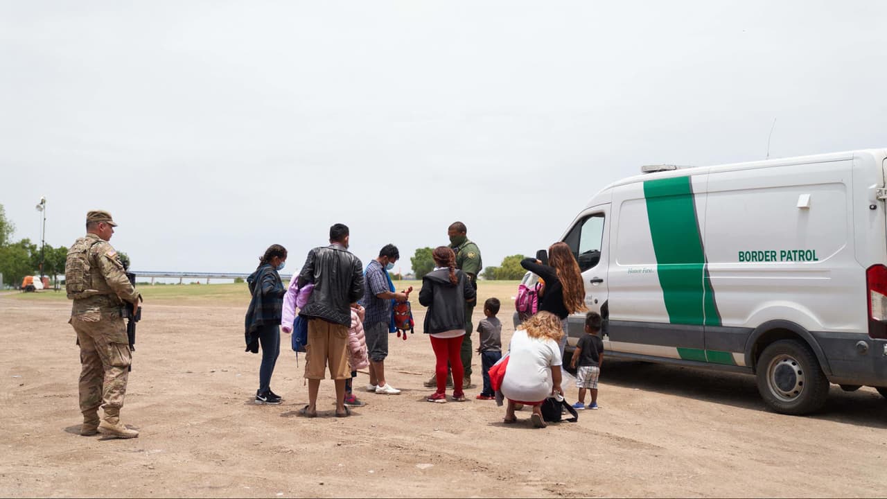 A pesar de que fue un tema de debate por varias semanas en Estados Unidos, muchos de los migrantes que llegan a la frontera de Arizona no saben que, por el Título 42, pueden ser deportados rápidamente por cuestiones sanitarias. Varias familias aseguran que dicha política no los detendrá e "intentarán una y otra vez cruzar" hasta que puedan cumplir su sueño de tener una vida en Estados Unidos. 
<b>Lee aquí más información sobre <a href="https://www.univision.com/noticias/inmigracion/gobierno-biden-seguira-deportando-tras-fallo-mantiene-vivo-titulo-42" target="_blank">el Título 42 y la decisión de un juez federal de mantenerlo</a>. </b>