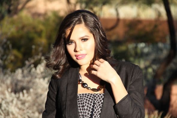 Nuestra representante Gloricely Loug ha llegado muy lejos en Nuestra Belleza Latina 2015. Pero la joven de 19 años podría ser descalificada este fin de semana, dejando sus sueños a medias. Aunque su futuro es incierto, de lo que no hay duda es que a esta arizonense le sobra belleza y talento, como lo muestran esta sesión de fotos en las instalaciones de Univisión Arizona.