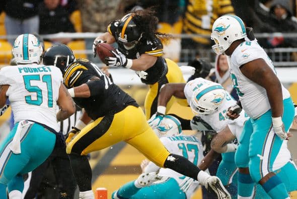 Los fanáticos de los Dolphins ya no hablan de la controversia Incognito/Martin, ni si Ireland o Philbin estarán con el equipo en el 2014, sino que pasan horas calculando… ¡porque tenemos chance de ir a los playoffs! Al principio de la temporada, y sobre todo, después de perder -casi deshonrosamente- contra Tampa Bay y Buffalo, los comentarios sobre Miami eran negativos. Qué si las novatadas, qué si Tannenhill, qué si el running game, qué si la línea ofensiva, que si… qué se yo… Pero ahora, las cosas han cambiado y solo se mencionan las posibilidades que tenemos de jugar en enero. ¡Ay, bendito! Bueno, después de este encontronazo con los portadores de las terribles toallas amarillas, donde salimos vencedores … por media pulgada… 34-28, ya todo me parece posible. Arriba Tannenhill (20 de 33, para 200 yds); arriba Wake and Odrich; arriba Thomas (105 yds, un TD en 16 acarreos); arriba Clay con sus dos TD y arriba Philbin, que mantiene el invicto en la revisión de las jugadas (obtuvo el cambio de “incomplete pass” a TD de Hartline). ¡Arriba, Dolphins, seguimos cuesta arriba!