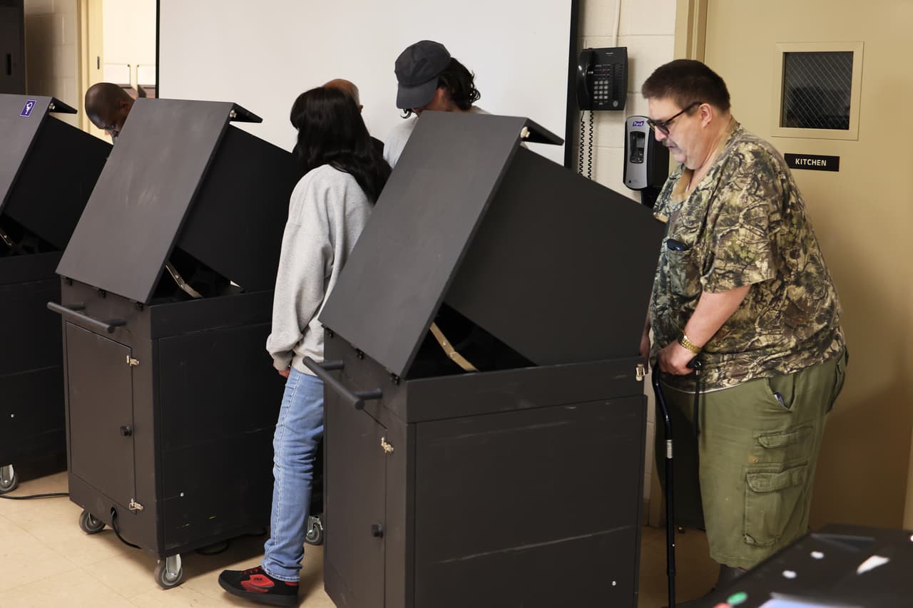 Las urnas están abiertas hasta las 8 p.m. mientras los votantes eligen a los candidatos de su partido en contiendas muy reñidas para gobernador y Senado de EE. UU.