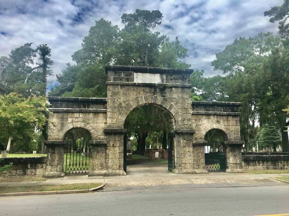 La mayoría de los mitos y leyendas inquietantes giran en torno al "Arco de las lágrimas", construido en 1854. Está hecho de una piedra local llamada "piedra de concha" que consiste en restos fosilizados de criaturas marinas y conchas marinas. El nombre 'arco llorón' se acuñó por el hecho de que sangra en las personas, o gotea un extraño líquido de agua clara teñida de un color rojo oxidado.