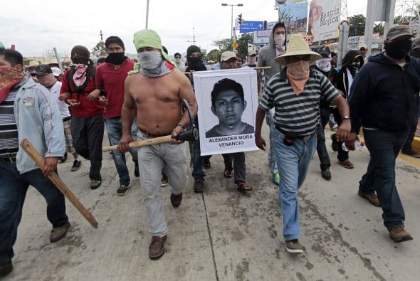 Centenares de personas marchan en Acapulco, Guerrero, en protesta por los 43 estudiantes desaparecidos.