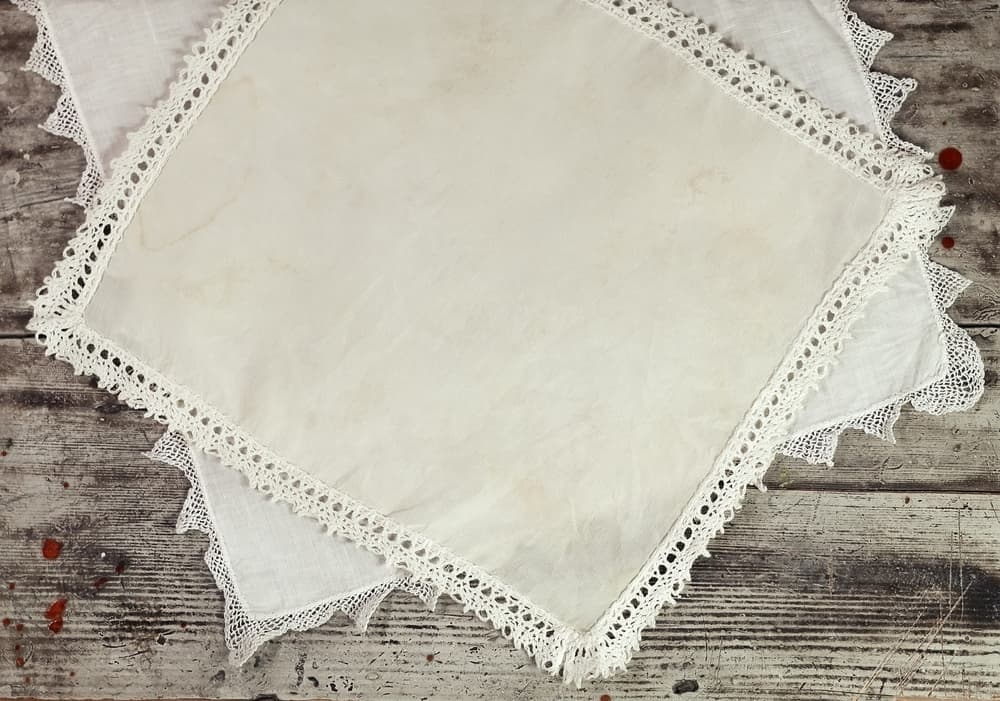 Utiliza un pañuelo blanco nuevo que te servirá como 'mantelito' en tu altar o espacio de trabajo.