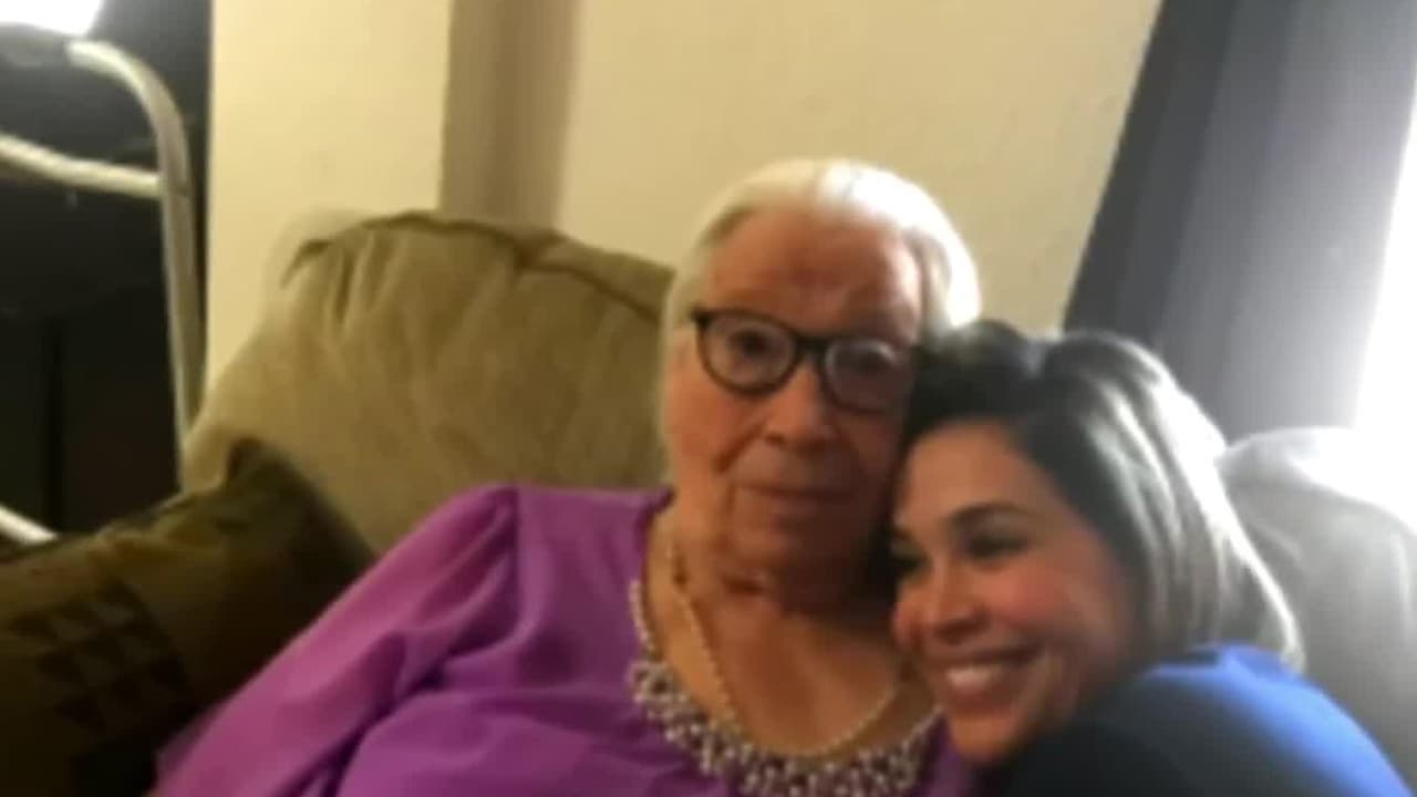 Karla Martínez, nos muestra una hermosa sonrisa cada mañana en Despierta América, sin embargo, este final de marzo pausó su alegría frente al deceso de una de las personas más especiales de su familia.
<br>
<br>