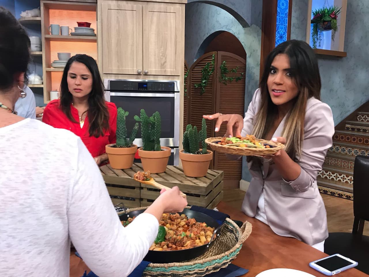 ¡Con las manos en la masa! Francisca no pudo resistirse a los tacos.