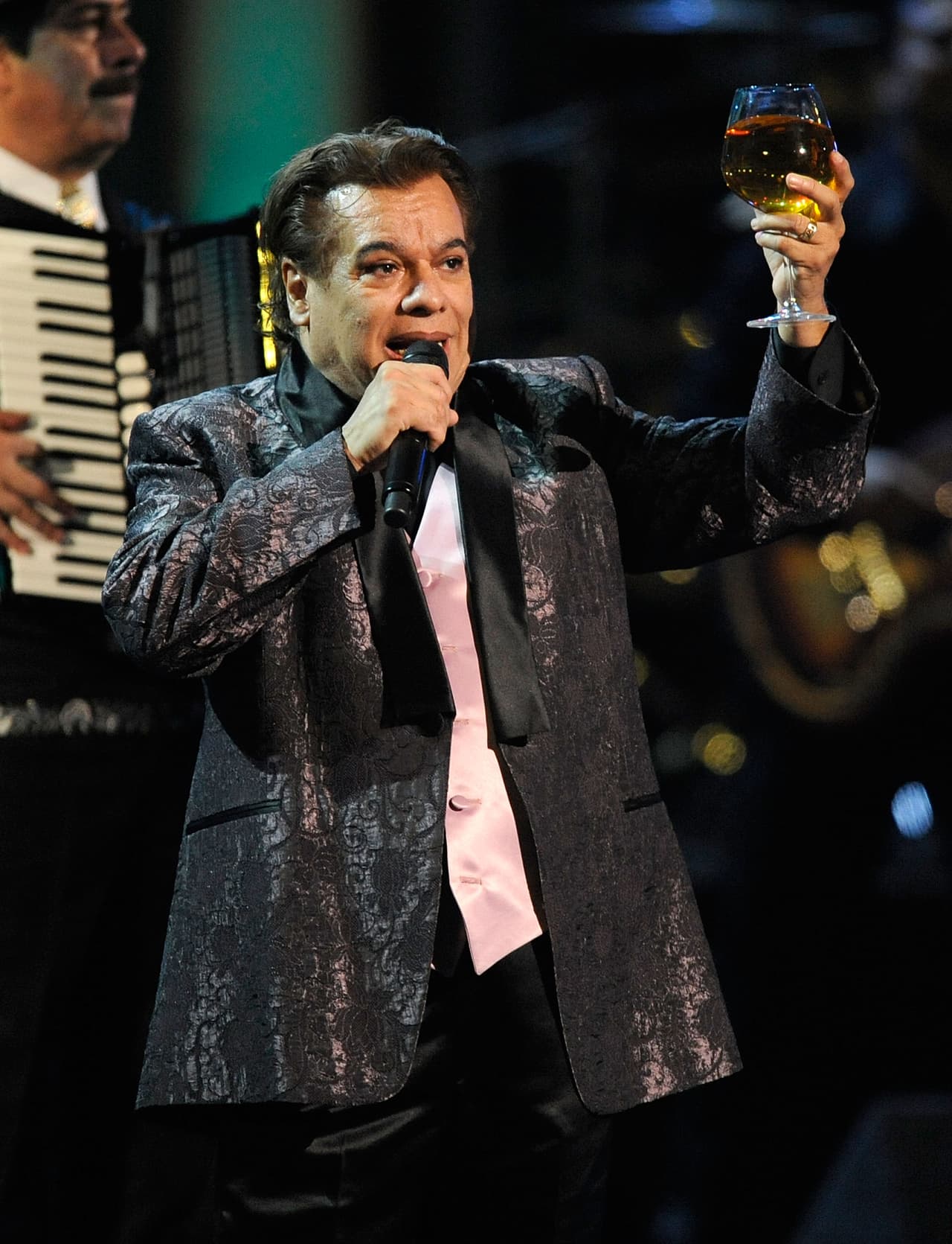 Juan Gabriel brindó con una copa por todo lo alto. Como era su costumbre bebió su trago hasta los bordes de sus bebidas de siempre, tequila, brandy o cognac.