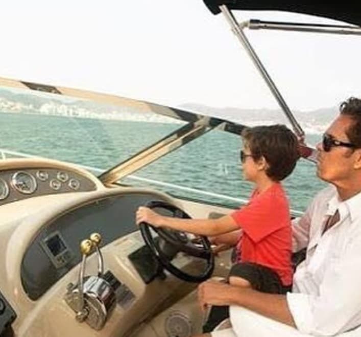 Roberto Palazuelos ha confesado ser un papá consentidor. Disfruta con su hijo Roberto Jr. de sus paseos en alta mar.