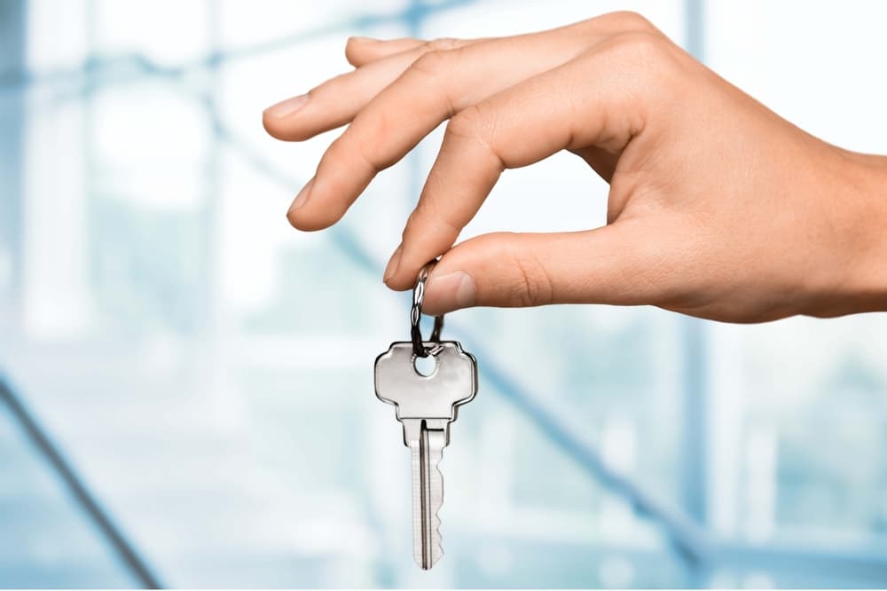 Una forma adicional de proteger tu hogar es con otro ritual esotérico que involucra llaves. Toma una llave por cada puerta que tengas en tu casa. Puede ser cualquier llave, no tienen por qué corresponder o abrir-cerrar algo en tu hogar.