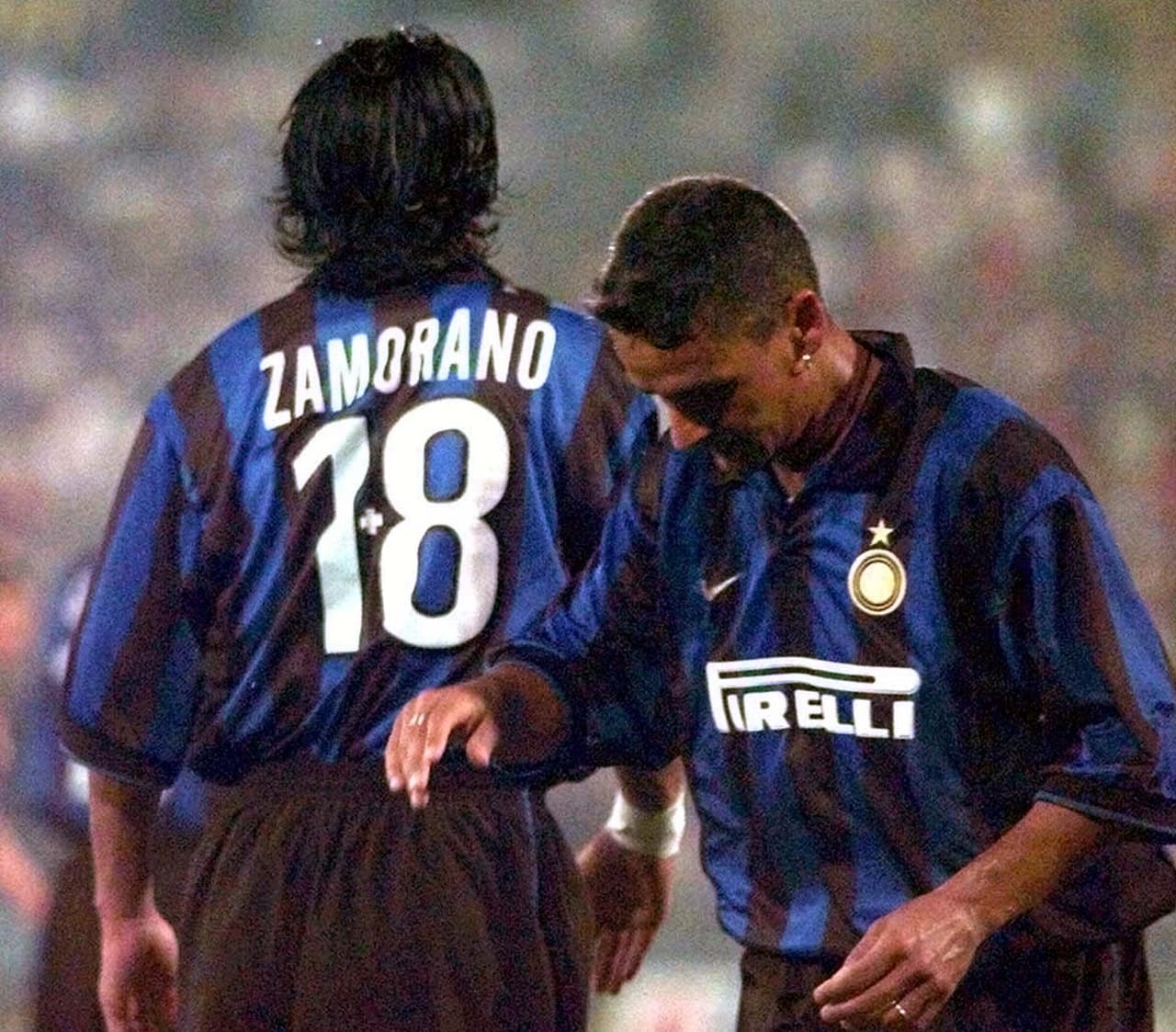 El chileno Iván Zamorano no tuvo problema en cederle el número 9 a Ronaldo en Inter, por lo que hizo una adaptación a su nuevo número 18.