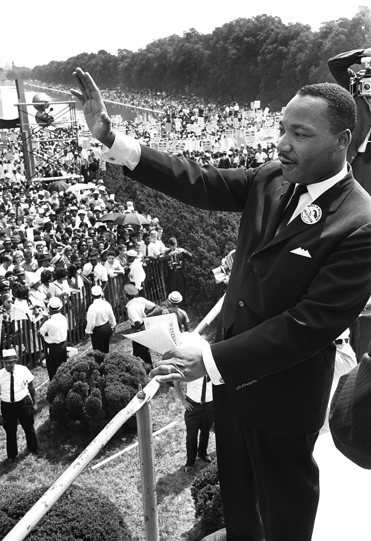Martin Luther King produjo una revolución pacífica en Estados Unidos, organizó protestas no violentas contra el sistema de segregación del sur, las cuales provocarían una gran cobertura mediática del conflicto por la igualdad y el derecho al voto de las personas de piel negra.