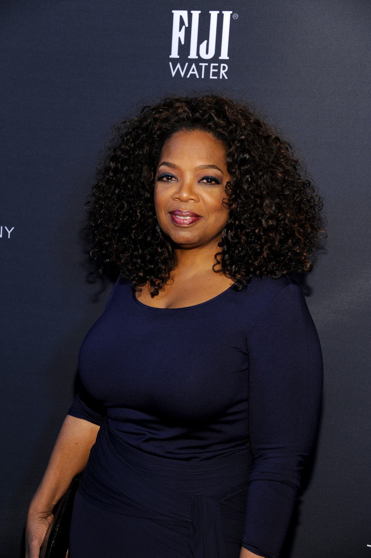 Después trabajo mucho y hoy multimillonaria, dueña de su propia cadena televisiva, actriz, empresaria, filántropa.