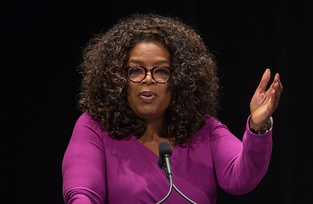 Oprah Winfrey es de las que lleva tatuado su lema a la piel, ella siempre dice “vive tu vida de la mejor manera” y es que la conductora predica con su ejemplo de superación.