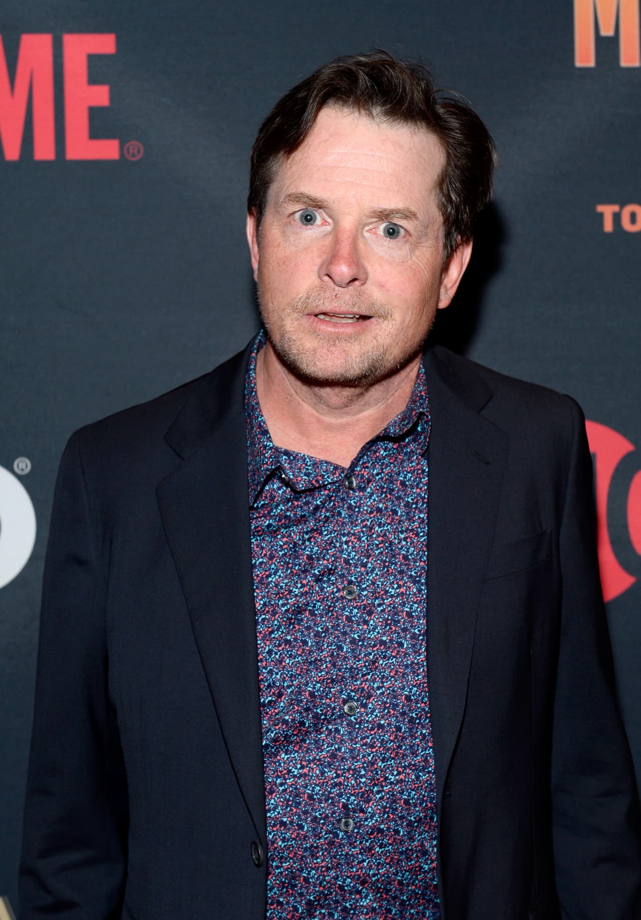 Tuvo su mejor momento al protagonizar la trilogía de Volver al futuro y en 1998 hizo público que estaba enfermo de Parkinson, así es se trata de Michael J. Fox.