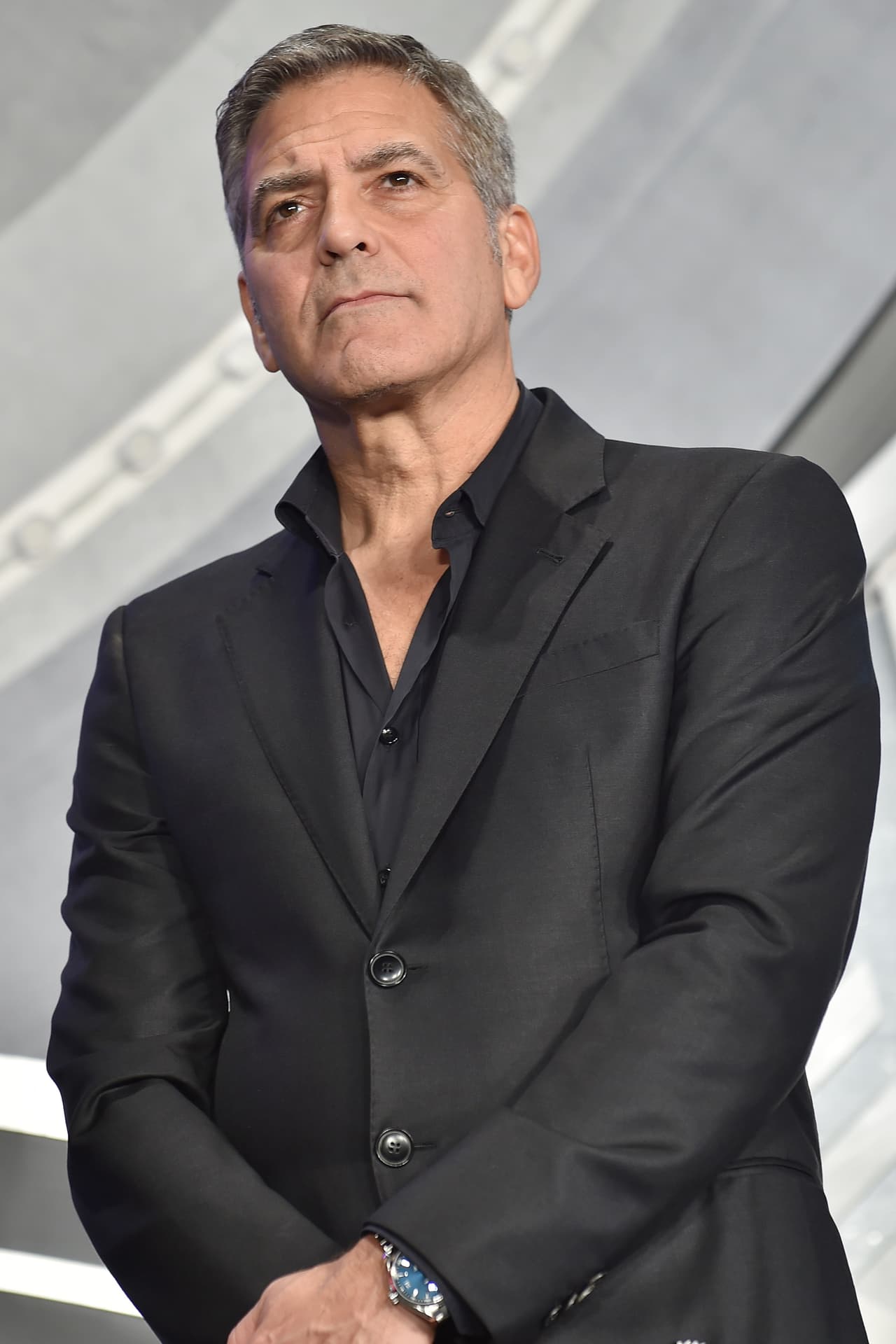 Otra famoso que aparte de ser muy apuesto, contribuye a dejar una huella en el mundo es George Clooney se ha involucrado en varias organizaciones humanitarias.